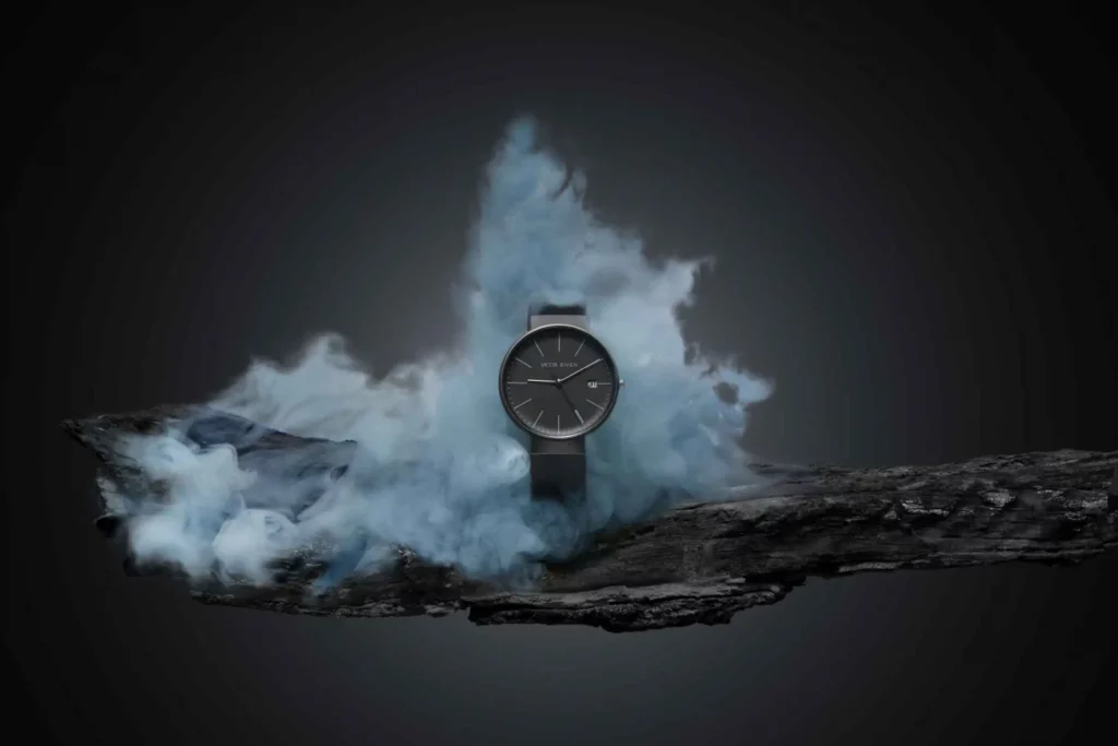 Produktfotografie Wien: Jacob Jensen Uhr im Wasser mit blauer Wolke im Hintergrund