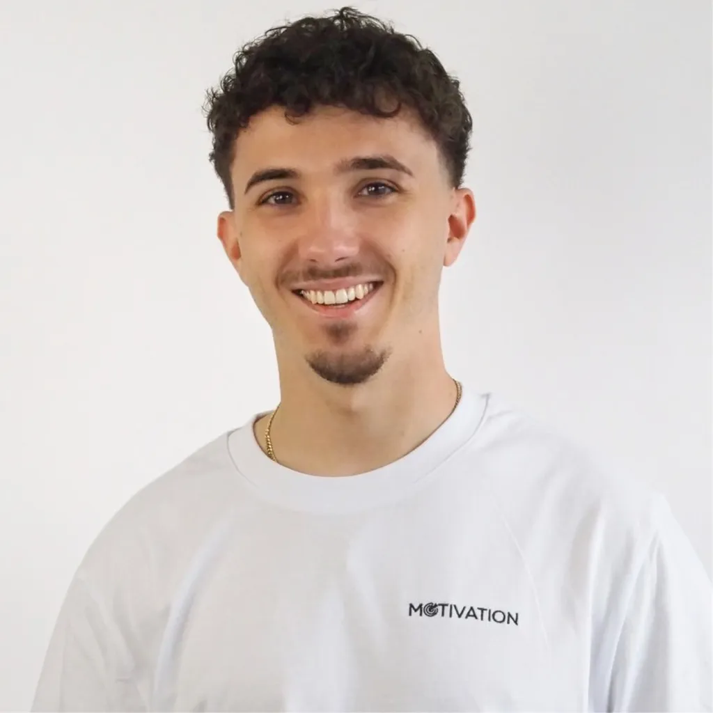 Portrait eines jungen Mannes mit lockigen Haaren