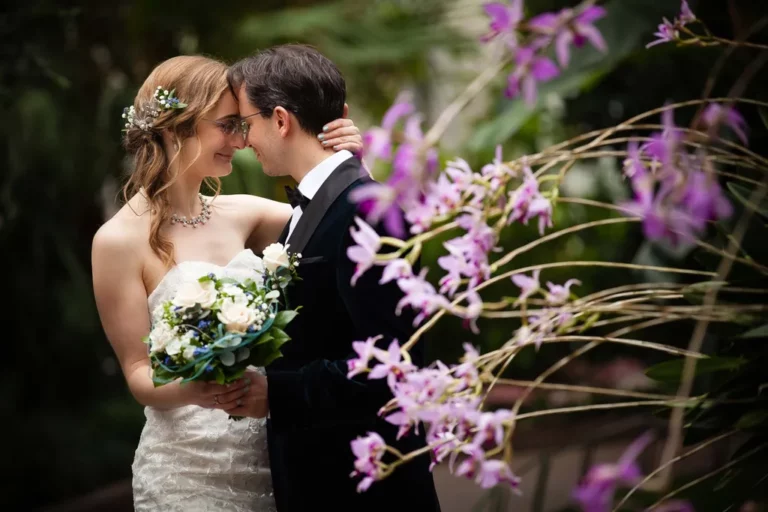 Kreative Hochzeitsfotografie Brautpaar Orchideen Garten – Botanische Hochzeitsfotos NOVA