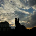 Dramatische Hochzeitssilhouette Sonnenuntergang vor einem Schloss – Hochzeitsfotografie NOVA