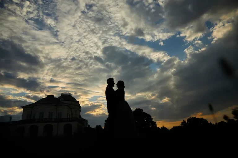 Dramatische Hochzeitssilhouette Sonnenuntergang vor einem Schloss – Zeitlose Hochzeitsfotografie NOVA