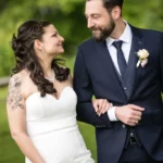 Glückliches Brautpaar schaut sich liebevoll an im Parkambiente – Natürliche Hochzeitsfotografie NOVA Wien