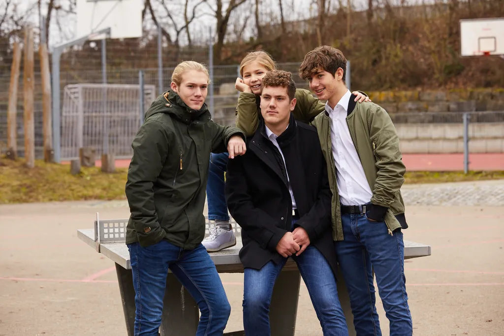 Portrait Fotos Outdoor in Wien. 4 Jungs in dynamischer Pose.