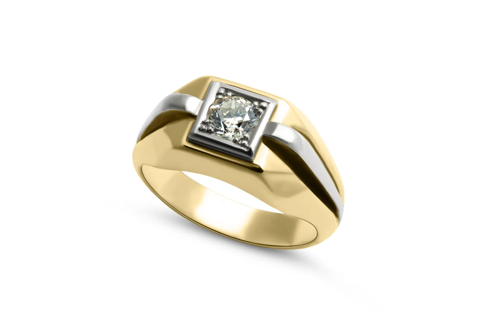 Produktfotografie Wien – goldener Ring von oben auf weißem Hintergrund