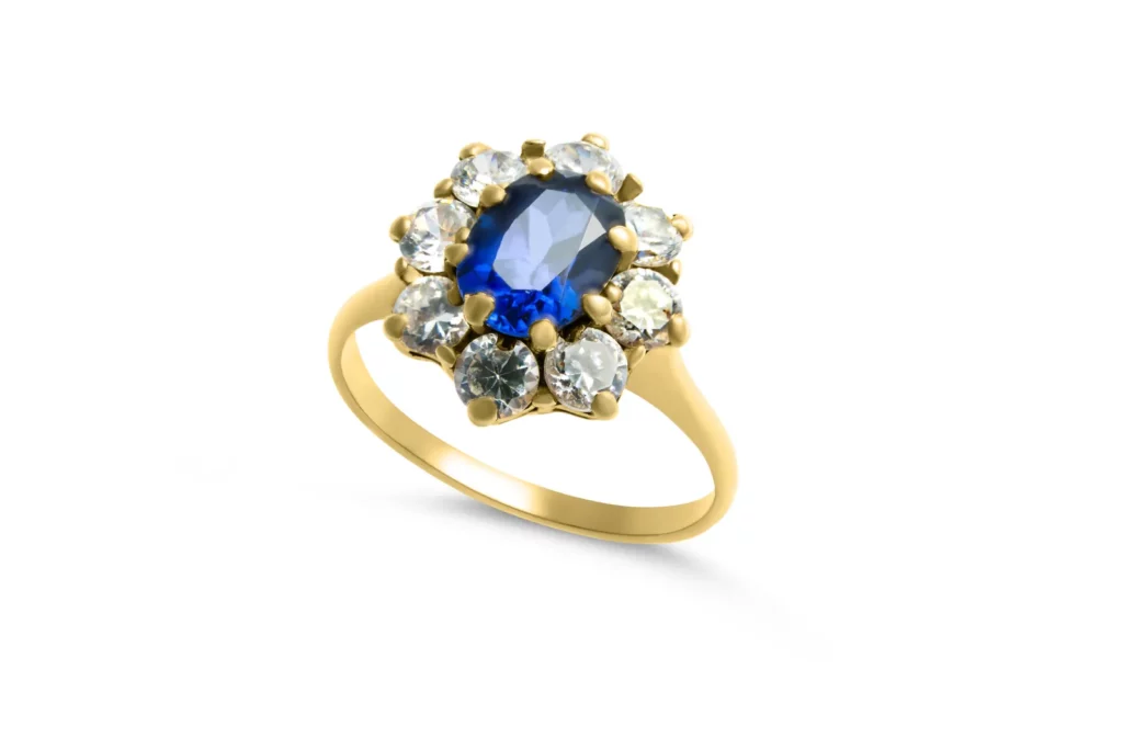Produktfotografie Wien – goldener Ring mit blauem Edelstein von oben auf weißem Hintergrund
