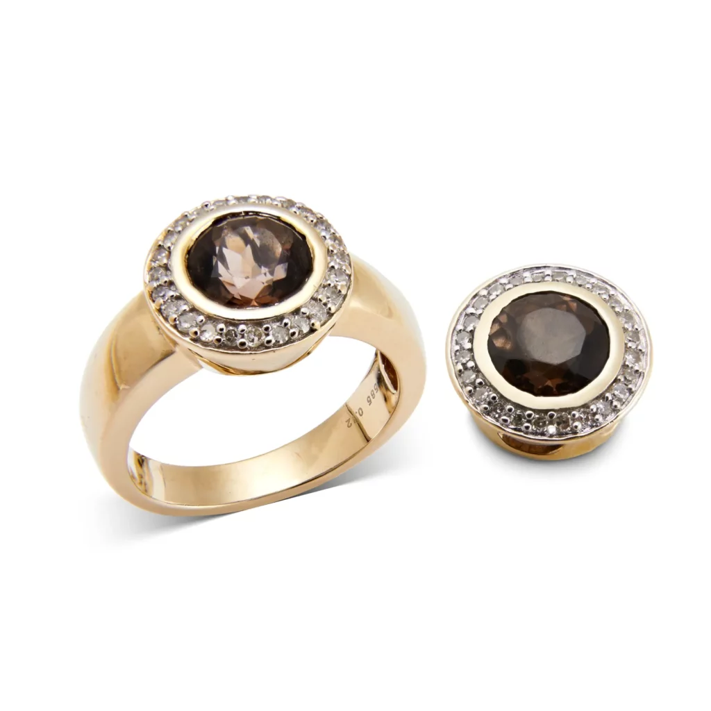 Produktfotografie Wien – goldener Ring mit abnehmbarem Edelstein von oben auf weißem Hintergrund