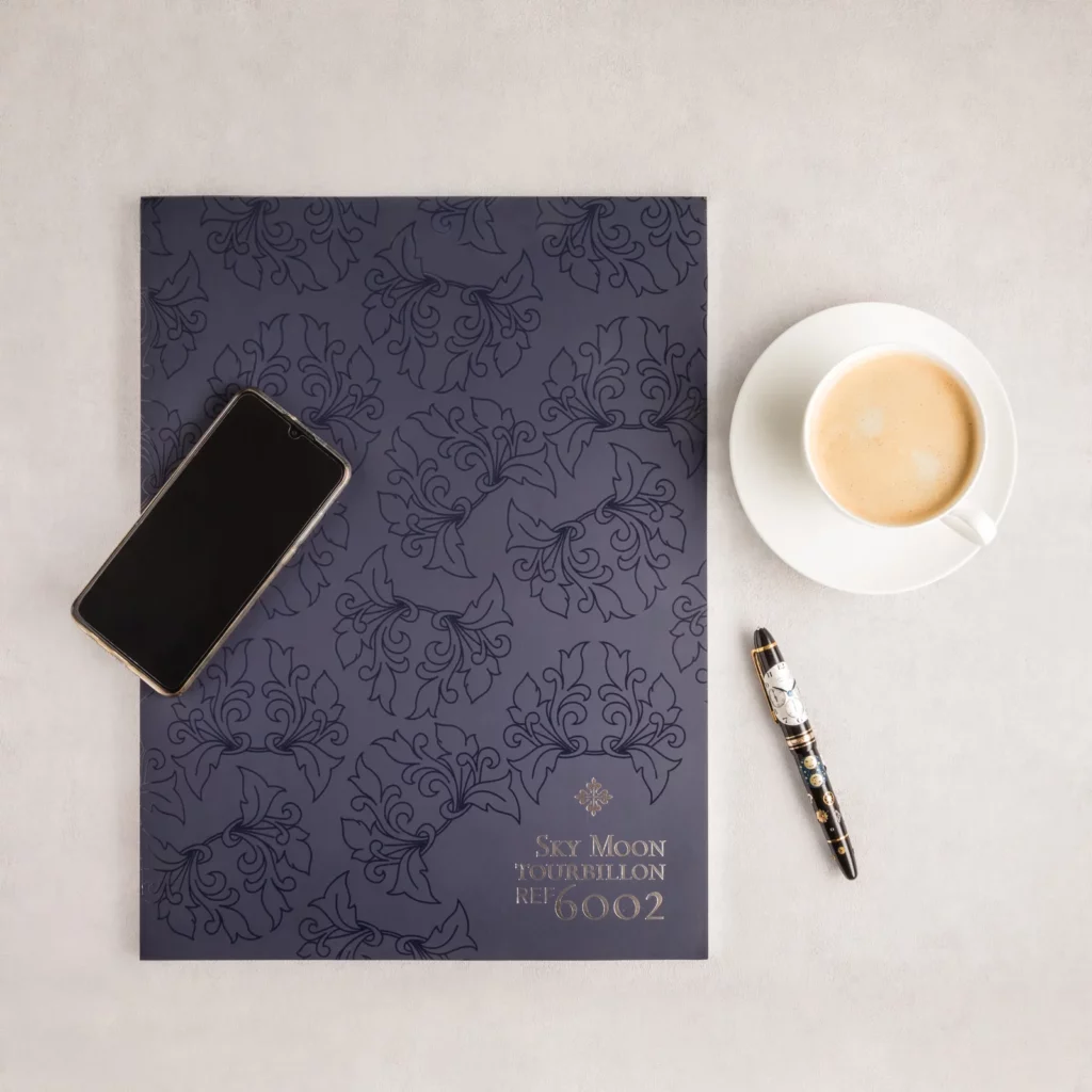 Produktfotografie Wien – Desktop-Szene mit Kaffee, Füllfederhalter, Buch und Handy in Draufsicht