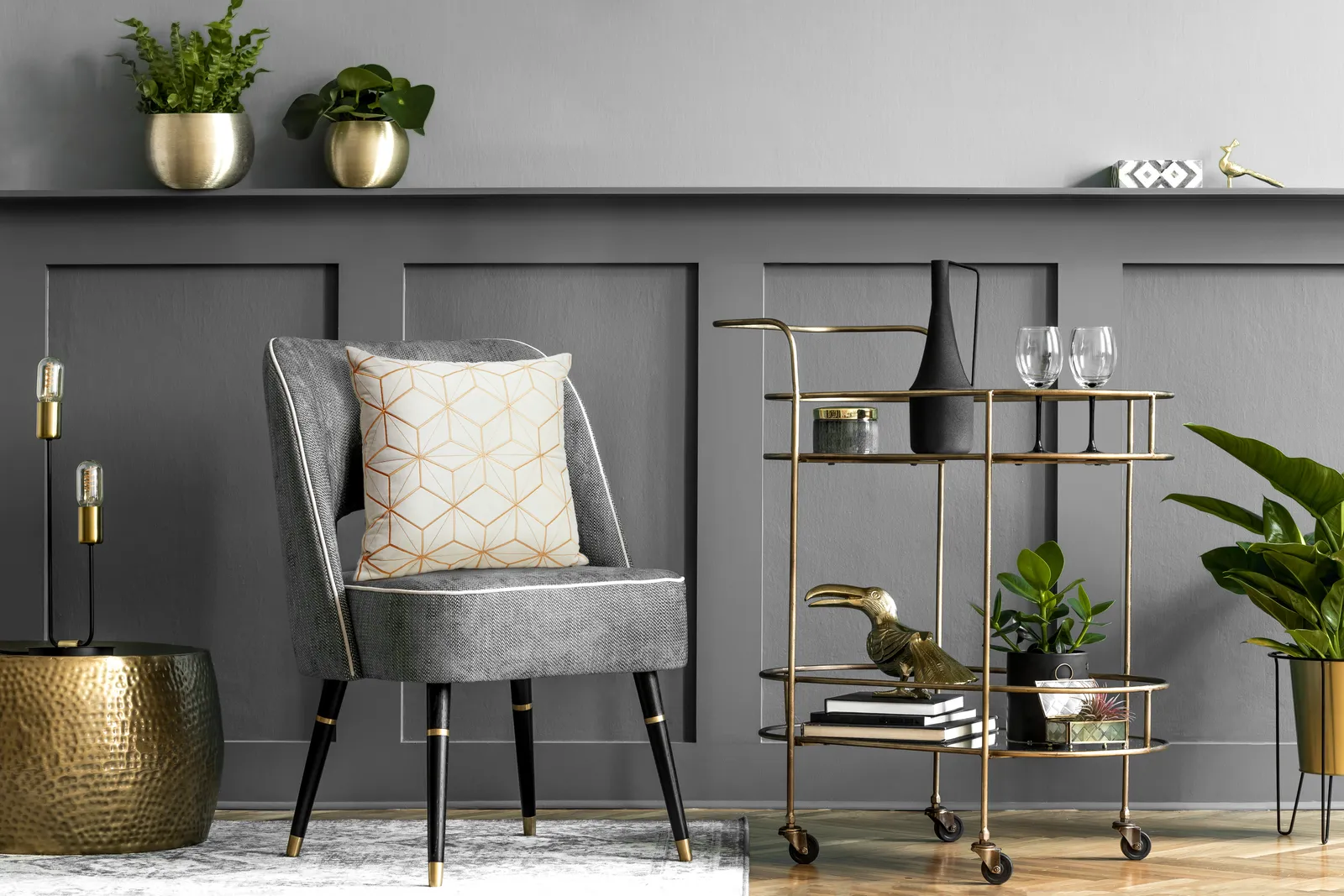 Produktfotografie Wien – Zimmer-Atmosphäre mit edlem hellem Sofa-Kissen auf Stuhl