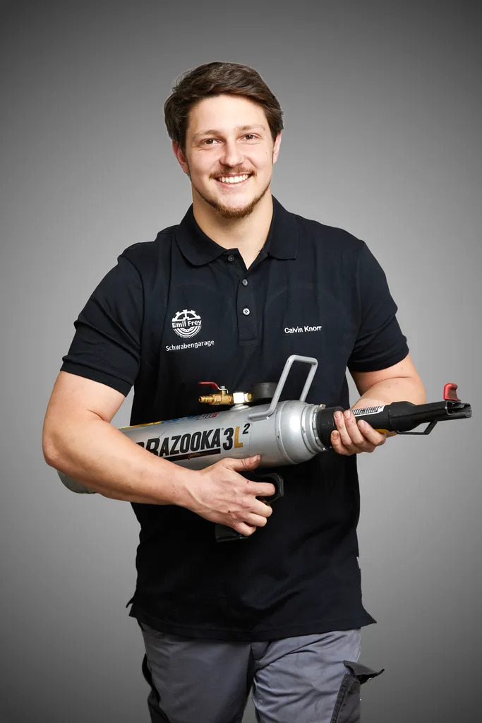 Sympathischer Kfz-Mechatroniker mit Spezialwerkzeug – Business Portrait für Handwerker und Unternehmer Wien