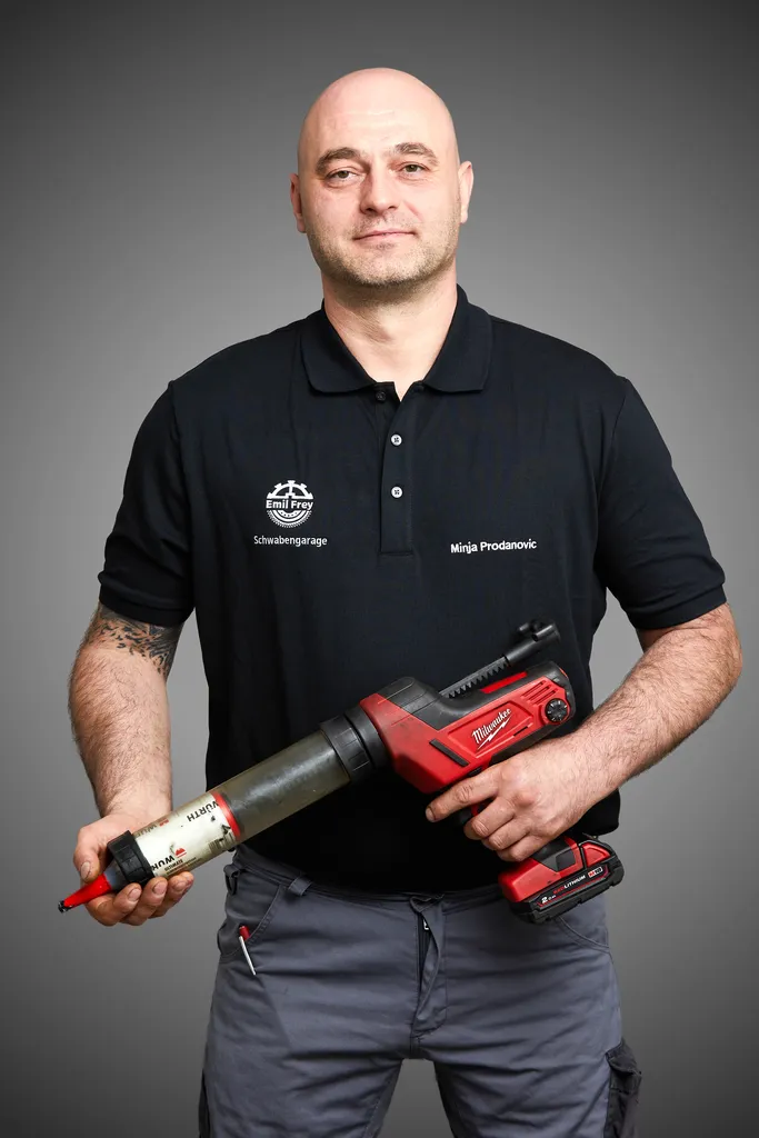 Selbstbewusster Handwerker mit elektrischer Kartuschenpresse – Business Portrait für Handwerker und Unternehmer Wien