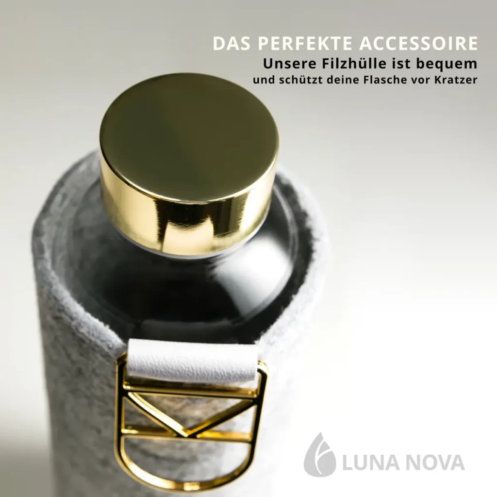 Amazon Detailbild – Glasflasche mit Filzhülle und goldenem Deckel