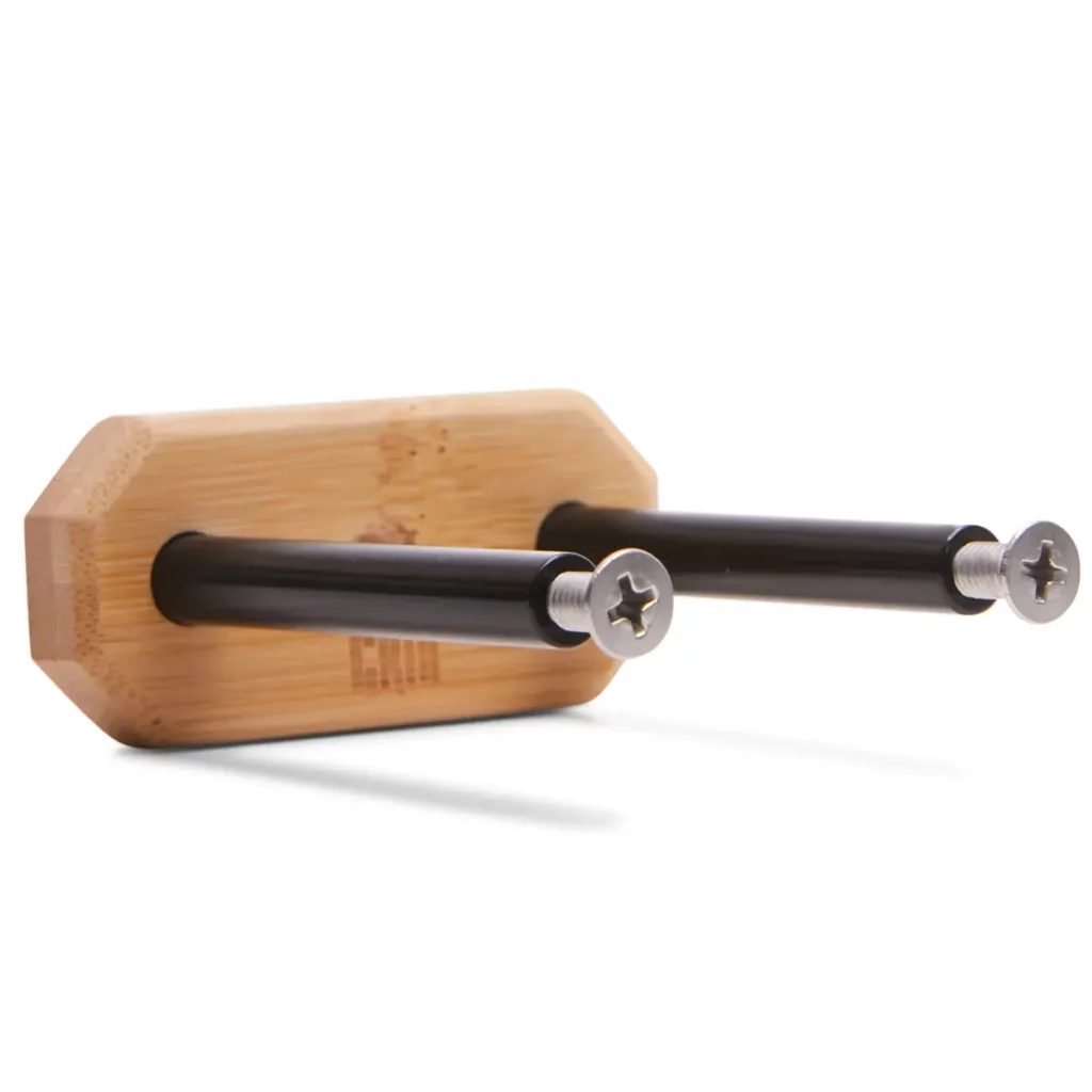 Amazon Hauptbild – Skateboard-Wandhalterung aus Bambus auf weißem Hintergrund