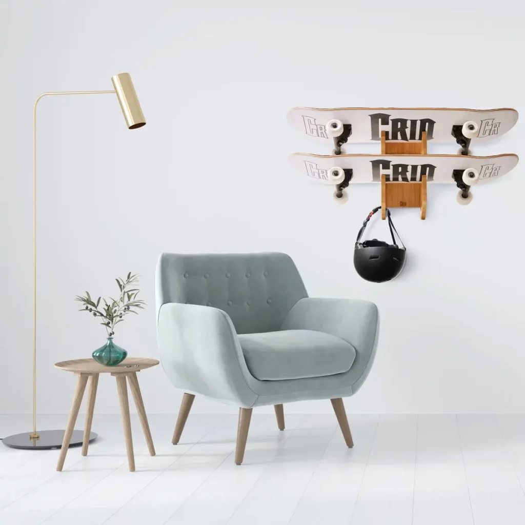 Amazon Lifestylebild – zwei Skateboards an Wandhalterung in hellem Wohnraum