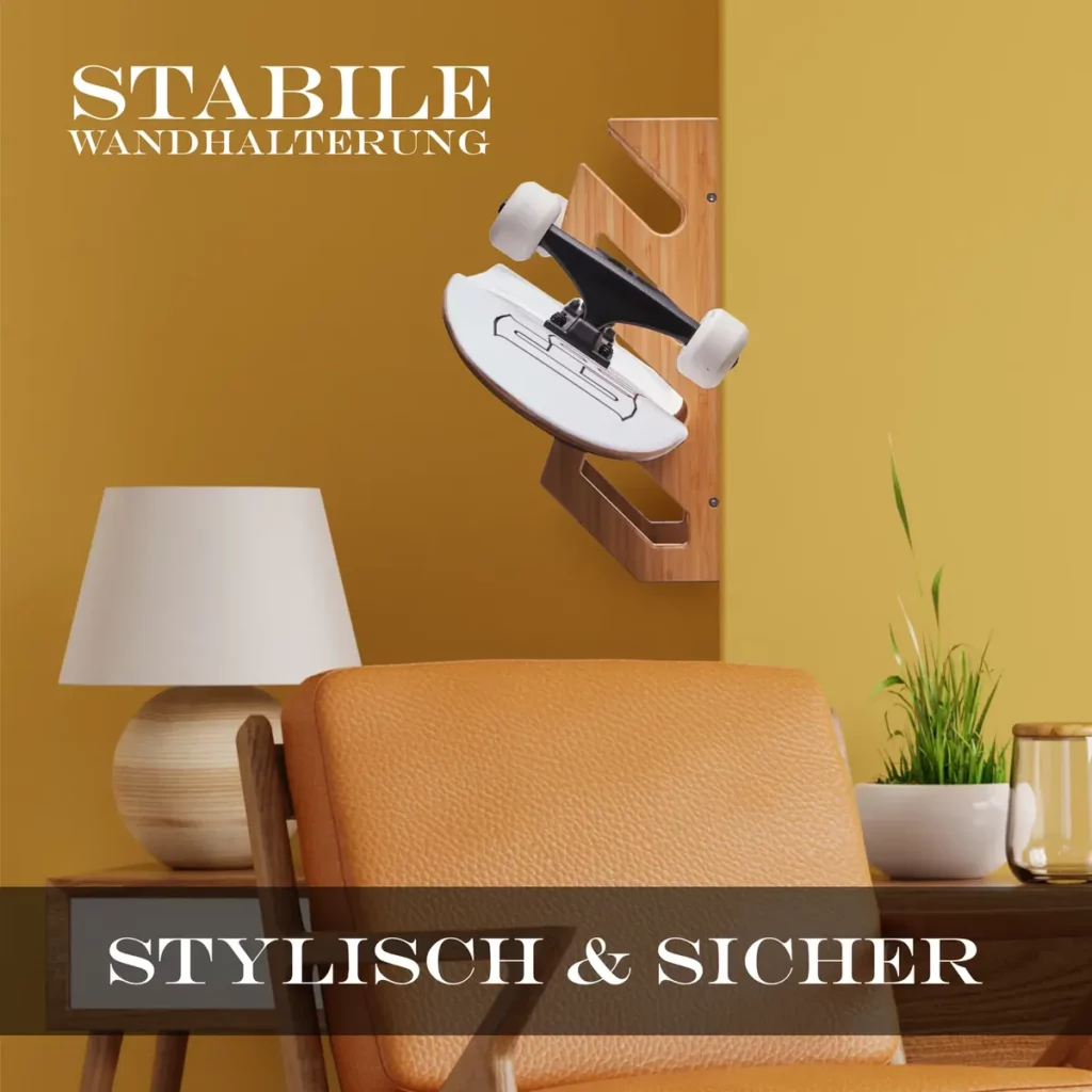 Amazon Lifestylebild – Skateboard an Bambus-Wandhalterung im Wohnzimmer